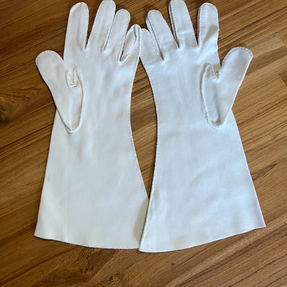 Vintage White Shalimar Gloves - 8 - Picture 2 of 4
